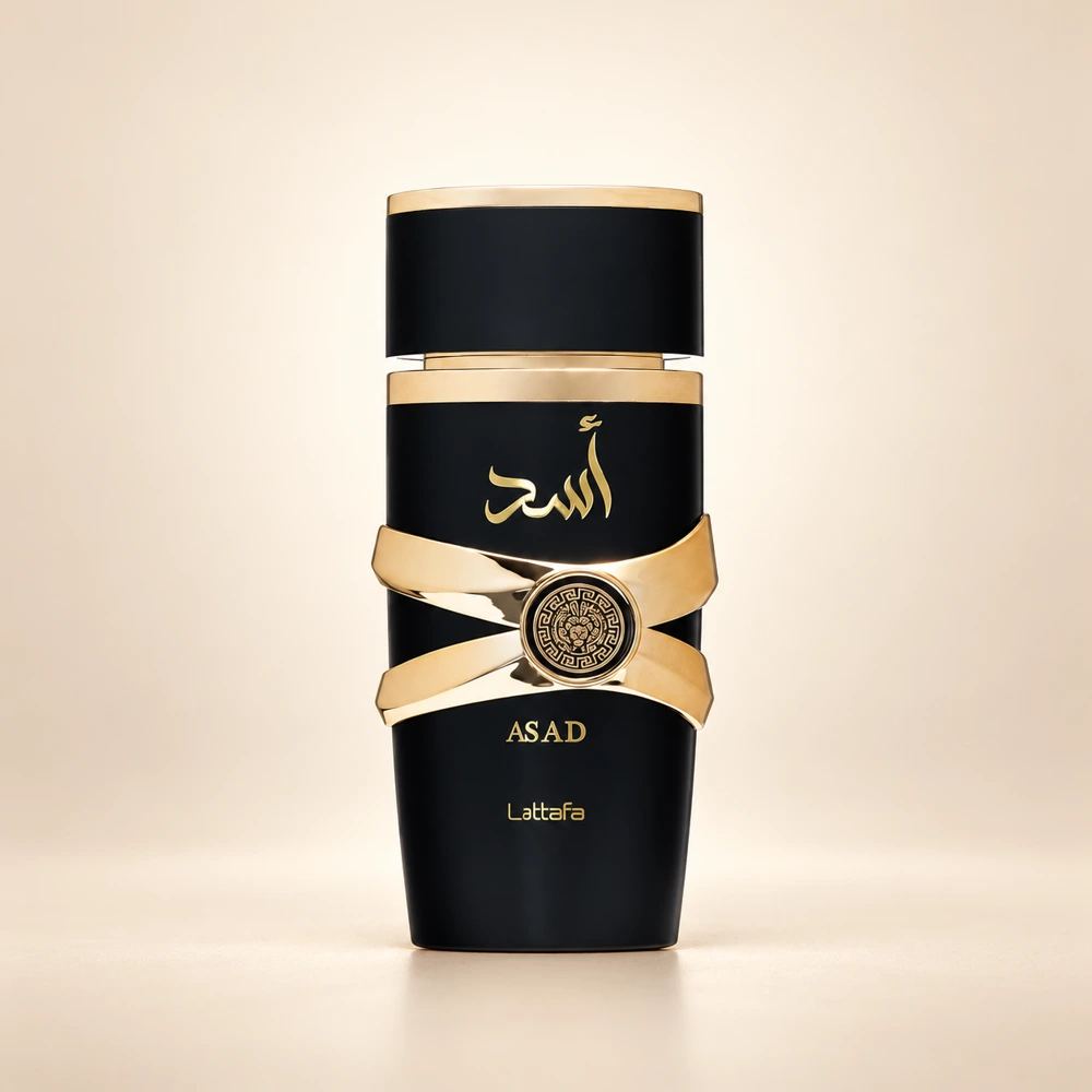 نمای بطری عطر لطافه اسد با زمینه کرم
