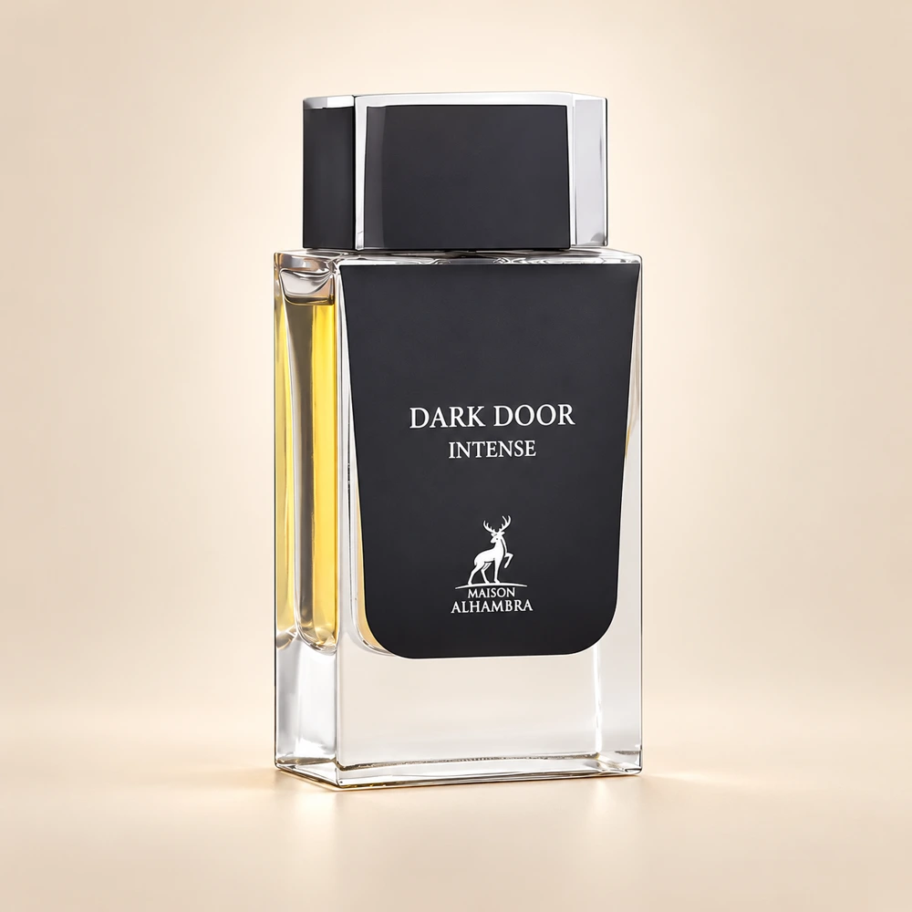 نمای تکمیلی عطر الحمبرا دارک دور اینتنس با زمینه کرم
