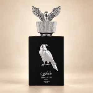 نمای تکی بطری عطر لطافه شاهین سیلور با پسزمینه کرم