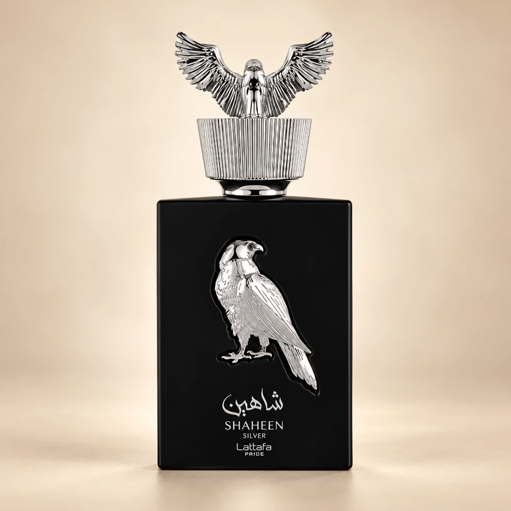نمای تکی بطری عطر لطافه شاهین سیلور با پسزمینه کرم